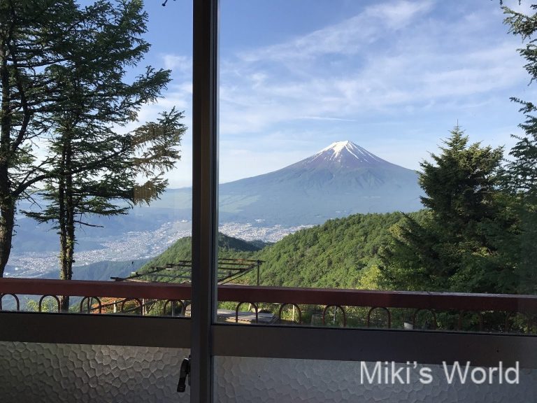 三つ峠山荘の部屋からの富士山